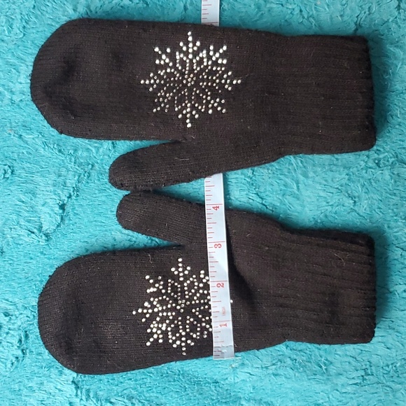 Snowflake Mittens - Picture 4 of 4